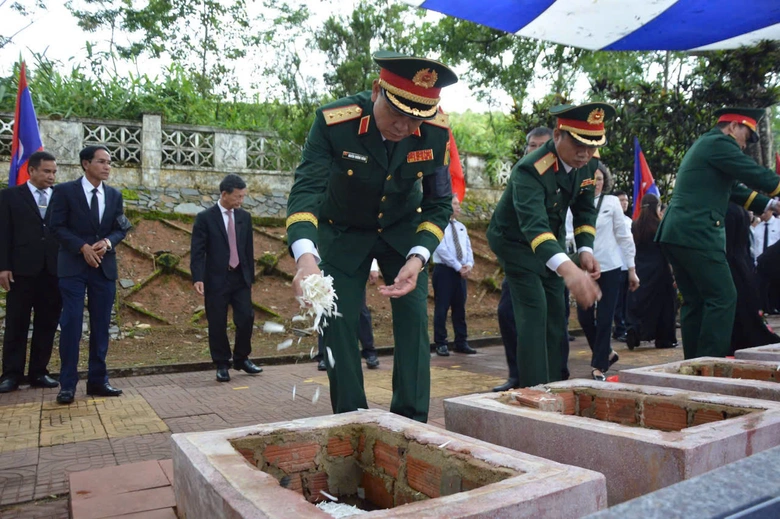 X&uacute;c động lễ an t&aacute;ng c&aacute;c anh h&ugrave;ng liệt sỹ sau h&agrave;ng chục năm hy sinh b&ecirc;n đất bạn- Ảnh 9.
