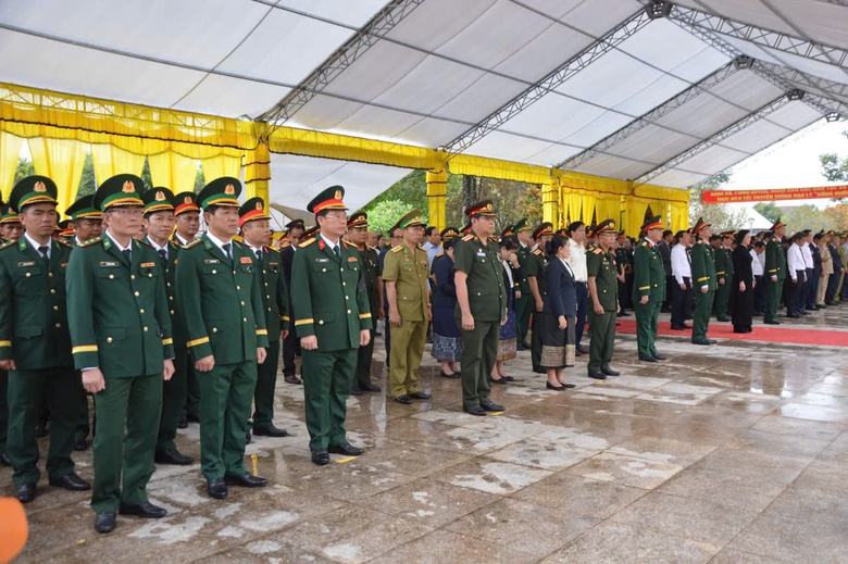 X&uacute;c động lễ an t&aacute;ng c&aacute;c anh h&ugrave;ng liệt sỹ sau h&agrave;ng chục năm hy sinh b&ecirc;n đất bạn- Ảnh 10.