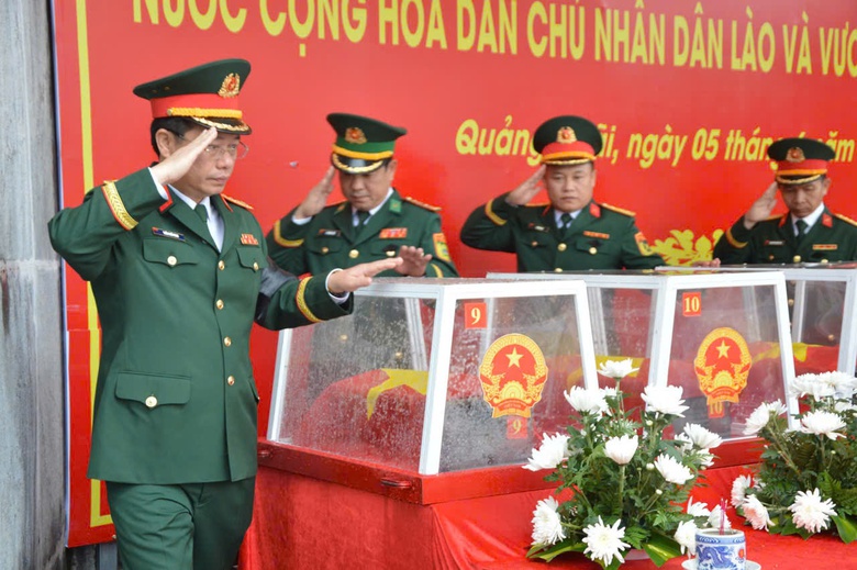 X&uacute;c động lễ an t&aacute;ng c&aacute;c anh h&ugrave;ng liệt sỹ sau h&agrave;ng chục năm hy sinh b&ecirc;n đất bạn- Ảnh 11.