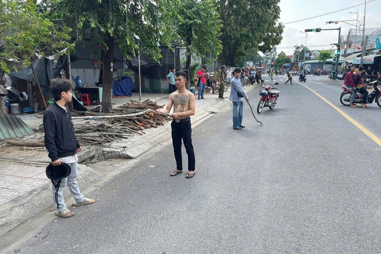 TP.HCM: Khởi tố 8 thanh ni&ecirc;n về tội g&acirc;y rối trật tự c&ocirc;ng cộng- Ảnh 2.
