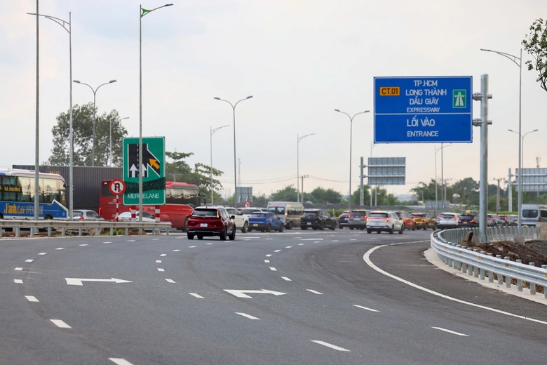N&uacute;t giao Long Th&agrave;nh vận h&agrave;nh đầy đủ c&aacute;c nh&aacute;nh, kết nối th&ocirc;ng suốt hai tuyến cao tốc- Ảnh 4.