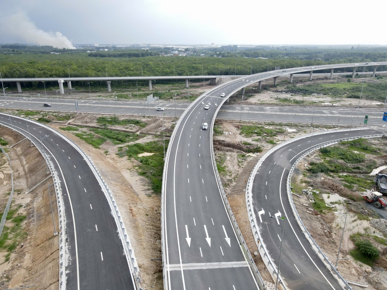 N&uacute;t giao Long Th&agrave;nh vận h&agrave;nh đầy đủ c&aacute;c nh&aacute;nh, kết nối th&ocirc;ng suốt hai tuyến cao tốc- Ảnh 2.
