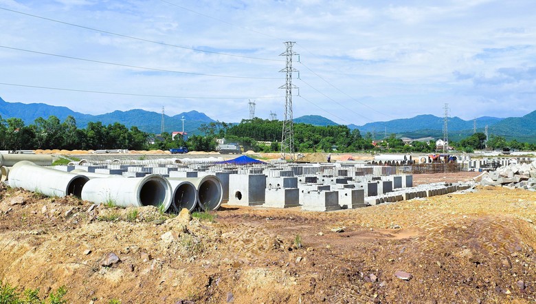 Quảng Trị: Ph&ecirc; duyệt khu vực kh&ocirc;ng đấu gi&aacute; mỏ đất phục vụ dự &aacute;n TĐC đường sắt tốc độ cao - Ảnh 1.