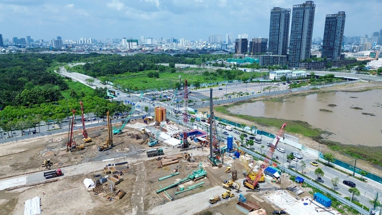 Đại c&ocirc;ng trường Quảng trường trung t&acirc;m TP.HCM nhộn nhịp sau hơn một th&aacute;ng khởi c&ocirc;ng- Ảnh 4.