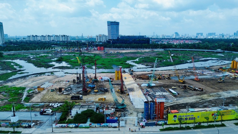 Đại c&ocirc;ng trường Quảng trường trung t&acirc;m TP.HCM nhộn nhịp sau hơn một th&aacute;ng khởi c&ocirc;ng- Ảnh 1.