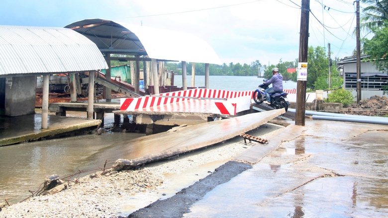 C&agrave; Mau: Sạt lở, sụt l&uacute;n đất diễn biến phức tạp, nguy cơ chia cắt đường giao th&ocirc;ng- Ảnh 2.