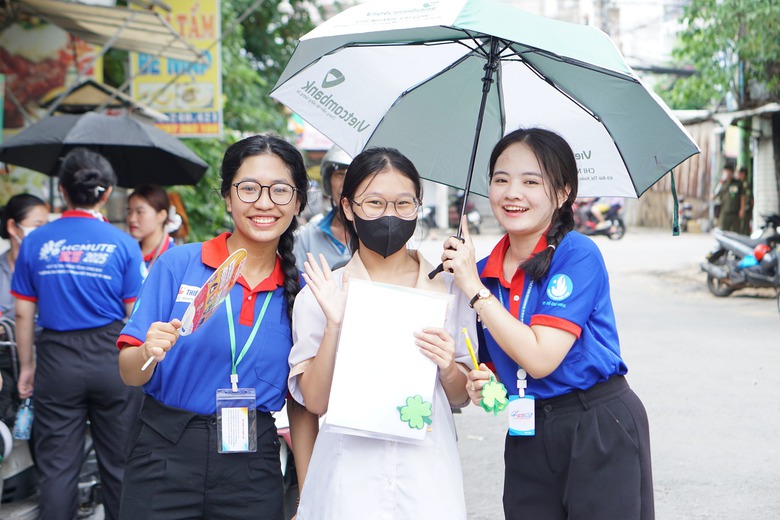 TP.HCM: Hơn 6.000 sinh vi&ecirc;n t&igrave;nh nguyện tiếp sức th&iacute; sinh tại 246 điểm thi- Ảnh 4.