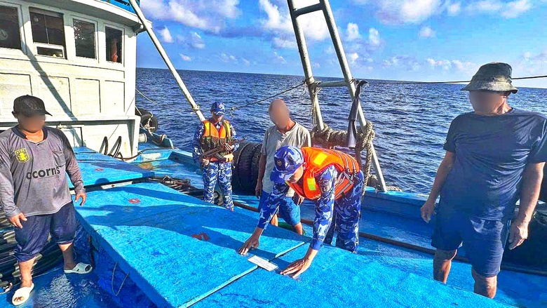Bắt giữ t&agrave;u vận chuyển tr&aacute;i ph&eacute;p hơn 150.000 l&iacute;t dầu D.O tr&ecirc;n v&ugrave;ng biển C&agrave; Mau- Ảnh 1.