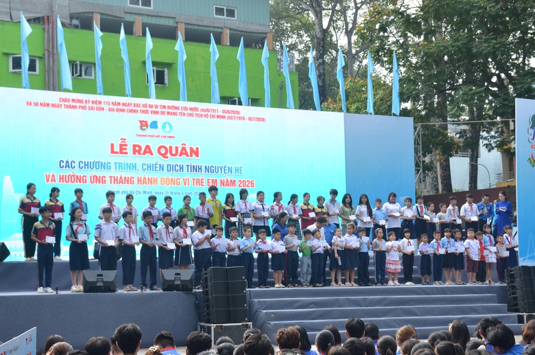 TP.HCM: Hơn 6.000 sinh vi&ecirc;n t&igrave;nh nguyện tiếp sức th&iacute; sinh tại 246 điểm thi- Ảnh 2.