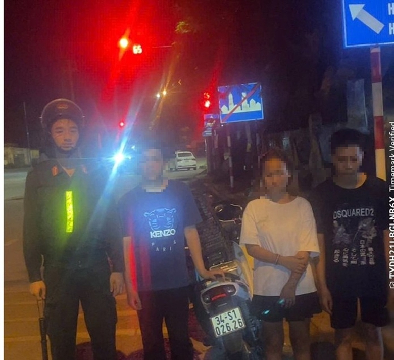 Bắt giữ đối tượng vi phạm giao th&ocirc;ng, d&ugrave;ng b&igrave;nh xịt cay chống trả lực lượng c&ocirc;ng an- Ảnh 1.