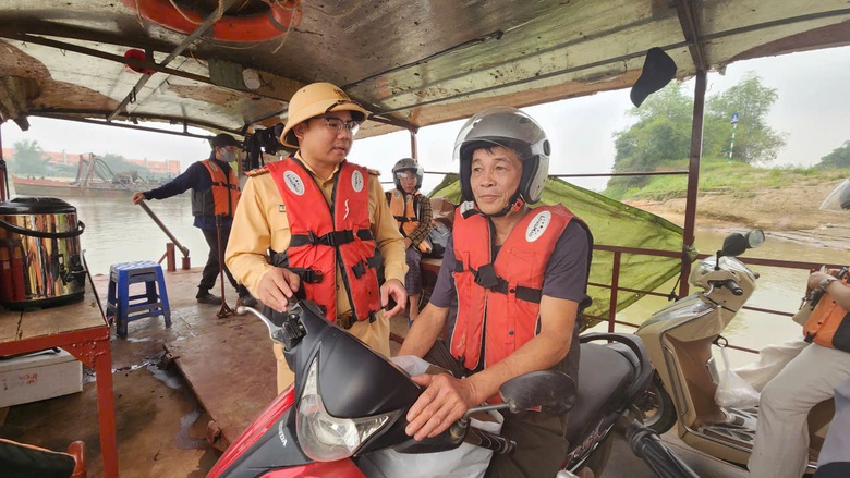 CSGT đường thủy Ph&uacute; Thọ siết chặt bảo đảm an to&agrave;n giao th&ocirc;ng m&ugrave;a mưa b&atilde;o- Ảnh 7.