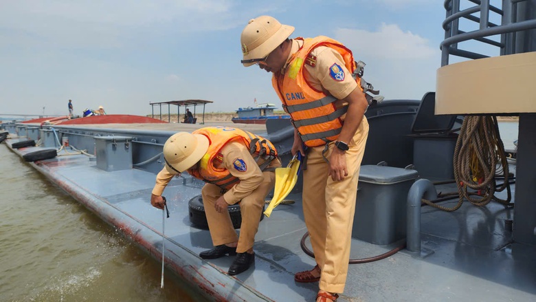 CSGT đường thủy Ph&uacute; Thọ siết chặt bảo đảm an to&agrave;n giao th&ocirc;ng m&ugrave;a mưa b&atilde;o- Ảnh 5.