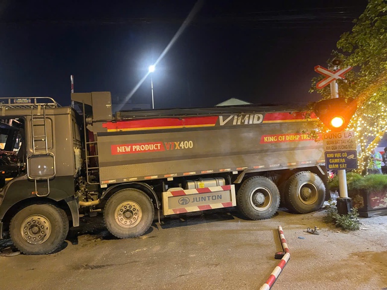 Hà Nội: Tàu hỏa tông xe tải chở cát, nhiều xe máy bị vùi lấp- Ảnh 1. Hà Nội: Tàu hỏa tông xe tải chở cát, nhiều xe máy bị vùi lấp- Ảnh 1.