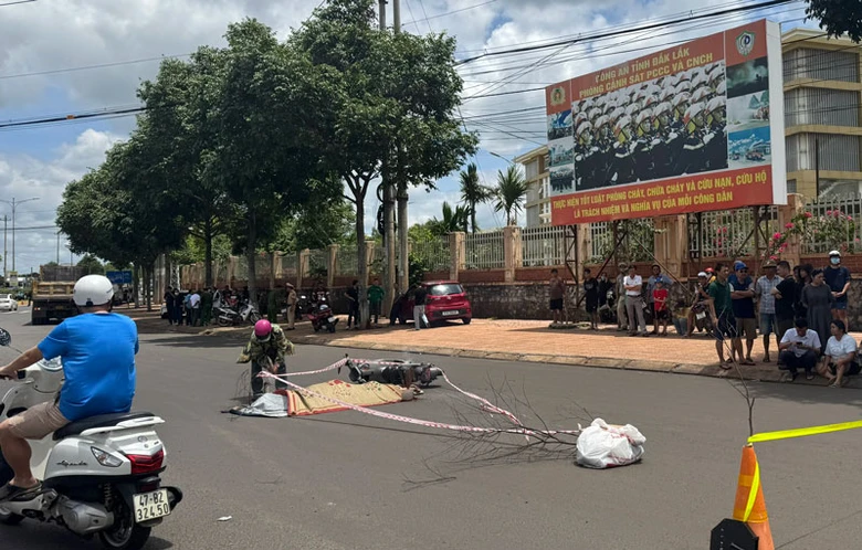 Hiện trường vụ tai nạn khiến người đàn ông 75 tuổi tử vong tại chỗ. Hiện trường vụ tai nạn khiến người đàn ông 75 tuổi tử vong tại chỗ.