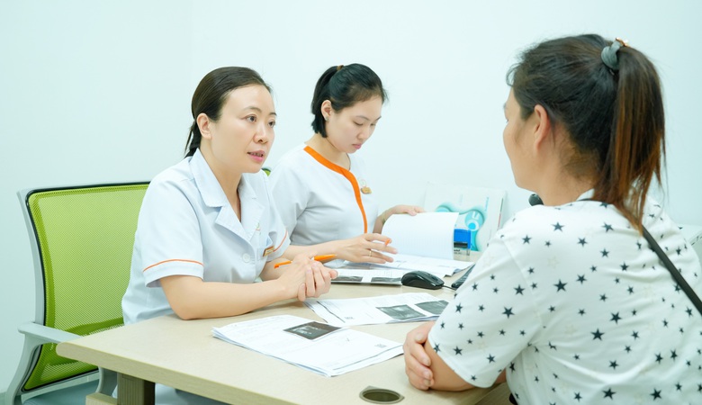 Nước mắt hạnh ph&uacute;c của cặp vợ chồng hiếm muộn- Ảnh 2.