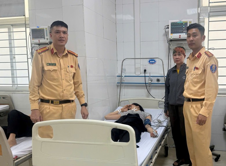 CSGT Hải Ph&ograve;ng kịp thời cứu thuyền vi&ecirc;n c&oacute; biểu hiện bị tai biến tr&ecirc;n s&ocirc;ng- Ảnh 2.