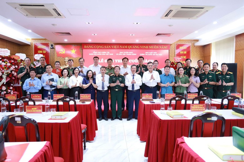 Ra mắt cuốn s&aacute;ch về c&ocirc;ng t&aacute;c tư tưởng của Đảng trong kỷ nguy&ecirc;n mới- Ảnh 6.