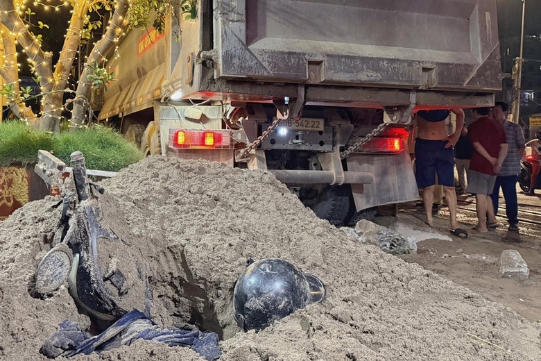 Điều tra tr&aacute;ch nhiệm tổ chức, c&aacute; nh&acirc;n li&ecirc;n quan vụ t&agrave;u hỏa t&ocirc;ng xe tải chở c&aacute;t ở H&agrave; Nội- Ảnh 1.