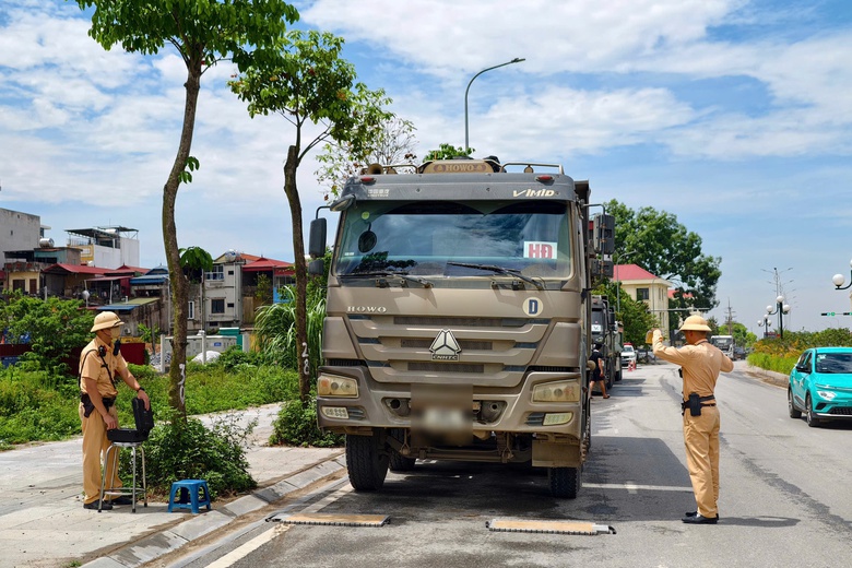 H&agrave; Nội: Hơn 1.600 xe tải bị xử phạt trong 20 ng&agrave;y, cảnh s&aacute;t khuyến c&aacute;o g&igrave;?- Ảnh 1.
