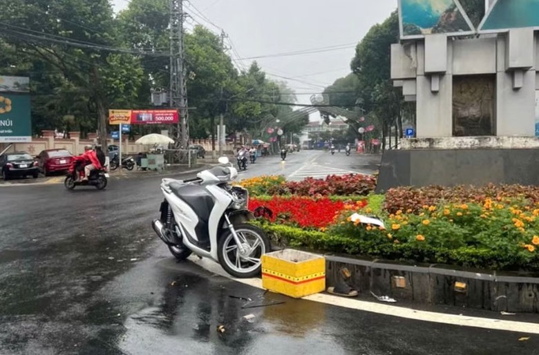 Chiếc xe m&aacute;y tại hiện trường vụ tai nạn - Ảnh: Văn Ngọc.