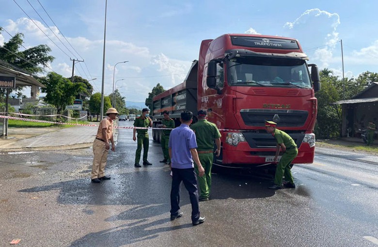 Công an tỉnh Lâm Đồng khám nghiệm hiện trường vụ tai nạn - Ảnh: CALĐ. Công an tỉnh Lâm Đồng khám nghiệm hiện trường vụ tai nạn - Ảnh: CALĐ.