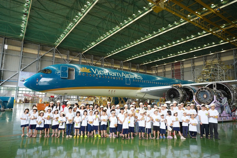 Vietnam Airlines đưa 100 em nhỏ c&oacute; ho&agrave;n cảnh đặc biệt tham gia &ldquo;Chuyến đi mơ ước 2026&rdquo;- Ảnh 2.
