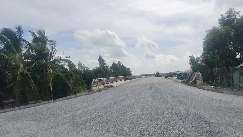 Đồng Tháp: "Chạy nước rút" thi công hai cầu Phú Hiệp và Cà Dâm- Ảnh 2. Đồng Tháp: "Chạy nước rút" thi công hai cầu Phú Hiệp và Cà Dâm- Ảnh 2.