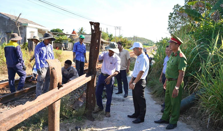 Quảng Ng&atilde;i đ&oacute;ng lối đi tự mở nguy hiểm qua đường sắt Bắc - Nam - Ảnh 1.