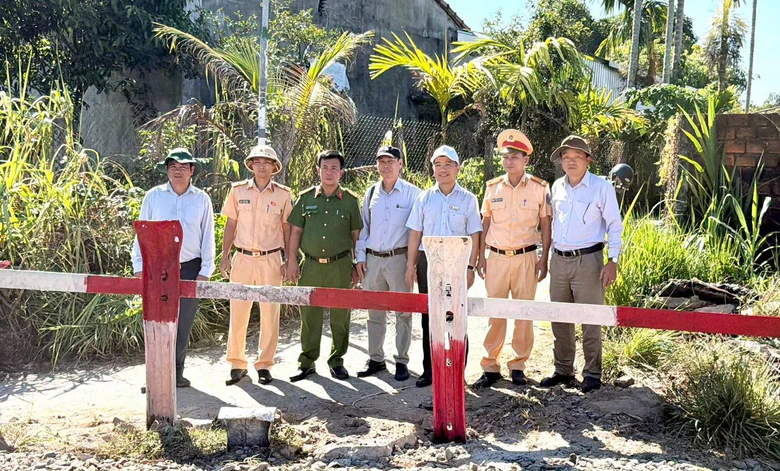 Quảng Ng&atilde;i đ&oacute;ng lối đi tự mở nguy hiểm qua đường sắt Bắc - Nam - Ảnh 4.