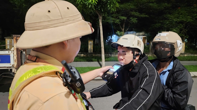 Bắc Ninh: Nể bạn uống v&agrave;i ly rượu, 2 c&ocirc;ng nh&acirc;n bị phạt mất nửa th&aacute;ng lương - Ảnh 2.