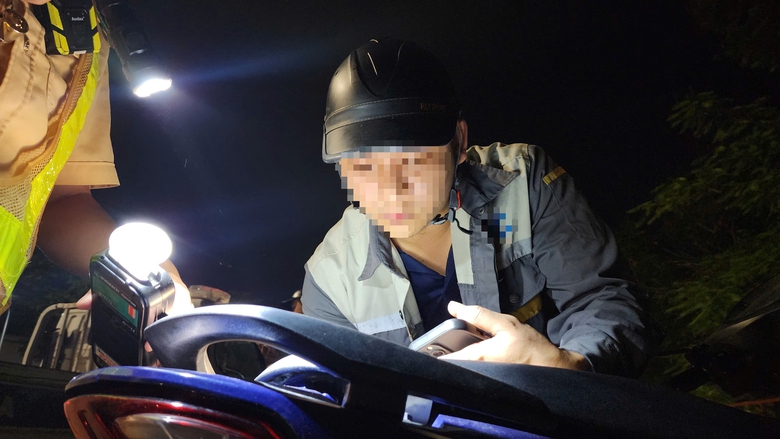 Bắc Ninh: Nể bạn uống v&agrave;i ly rượu, 2 c&ocirc;ng nh&acirc;n bị phạt mất nửa th&aacute;ng lương - Ảnh 6.