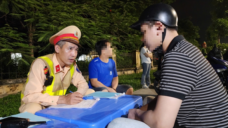 Bắc Ninh: Nể bạn uống v&agrave;i ly rượu, 2 c&ocirc;ng nh&acirc;n bị phạt mất nửa th&aacute;ng lương - Ảnh 13.