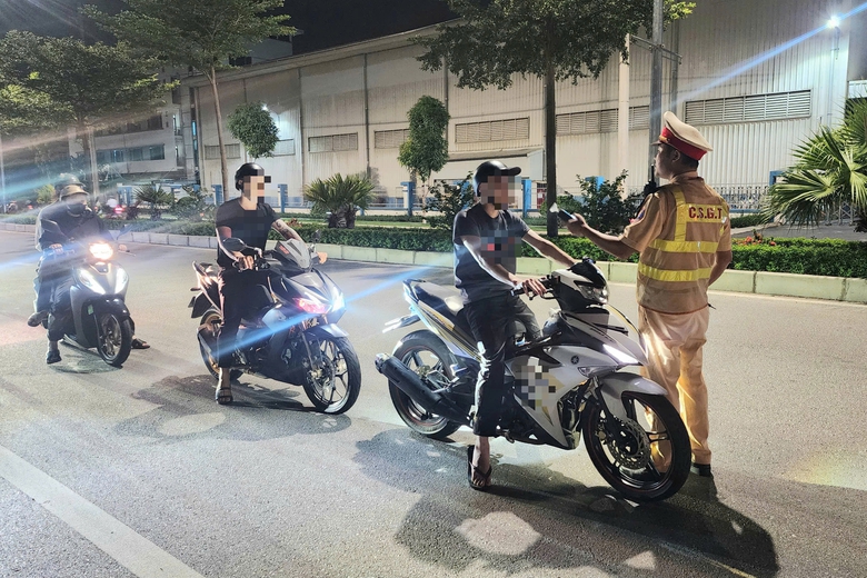 Bắc Ninh: Nể bạn uống v&agrave;i ly rượu, 2 c&ocirc;ng nh&acirc;n bị phạt mất nửa th&aacute;ng lương - Ảnh 4.