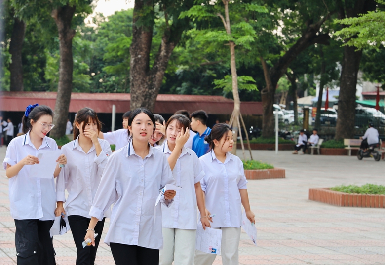 Kỳ thi tốt nghiệp THPT 2026: Môn Toán "mưa" điểm 10, Ngữ văn vắng bóng điểm tuyệt đối - Ảnh 1.