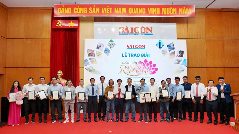 TP.HCM c&ocirc;ng bố c&ocirc;ng tr&igrave;nh b&aacute;o ch&iacute; dữ liệu, trao giải cuộc thi ảnh "Rạng rỡ t&ecirc;n v&agrave;ng" - Ảnh 1.