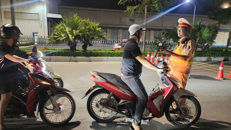 Bắc Ninh: Nể bạn uống v&agrave;i ly rượu, 2 c&ocirc;ng nh&acirc;n bị phạt mất nửa th&aacute;ng lương - Ảnh 14.
