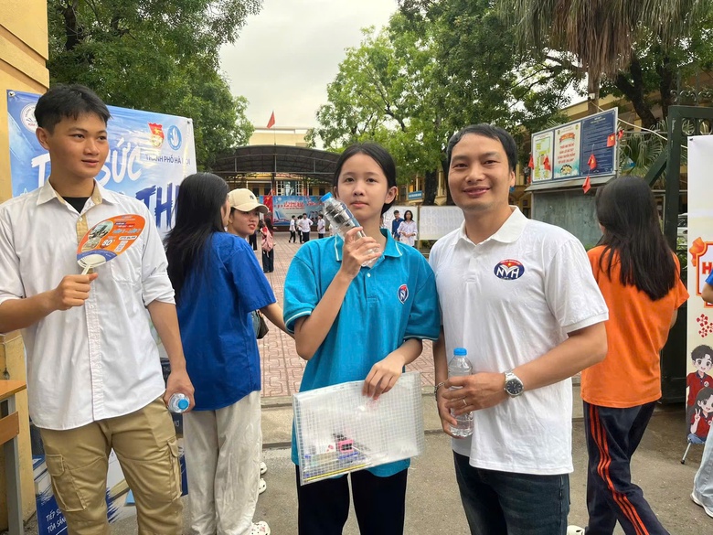 Hà Nội có hai trường THPT công lập hạ điểm chuẩn lớp 10 - Ảnh 1.