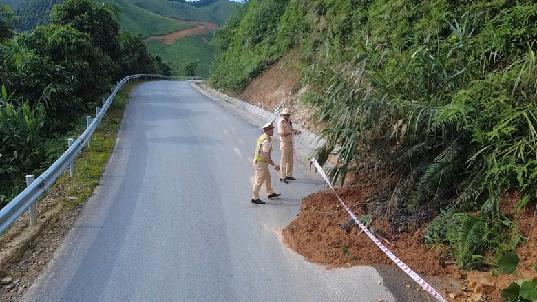 CSGT L&agrave;o Cai r&agrave; so&aacute;t c&aacute;c tuyến đường trước m&ugrave;a mưa b&atilde;o - Ảnh 7.