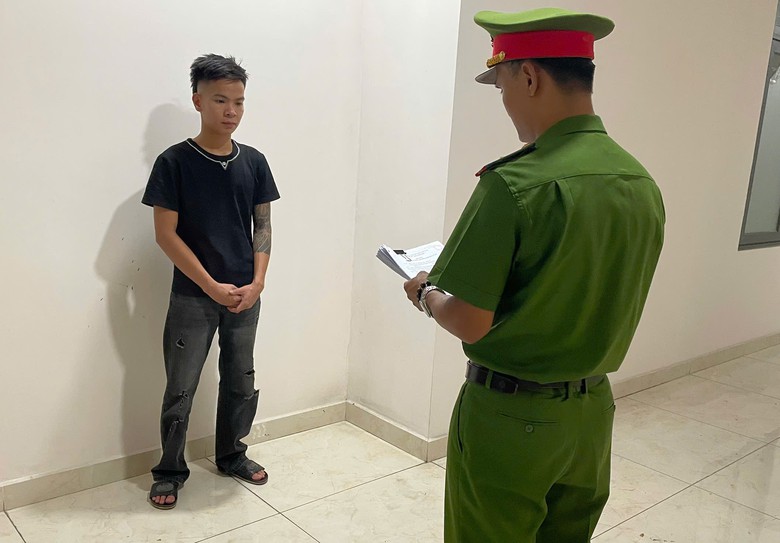 Đ&agrave; Nẵng: Bị chặn đầu xe, nam thanh ni&ecirc;n r&uacute;t dao đ&acirc;m 2 người nguy kịch - Ảnh 1.