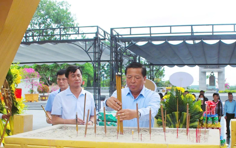 Bộ trưởng Trần Hồng Minh dâng hương tưởng niệm các anh hùng liệt sĩ tại Quảng Trị - Ảnh 11.
