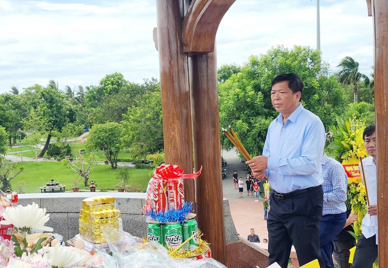 Bộ trưởng Trần Hồng Minh dâng hương tưởng niệm các anh hùng liệt sĩ tại Quảng Trị - Ảnh 10.