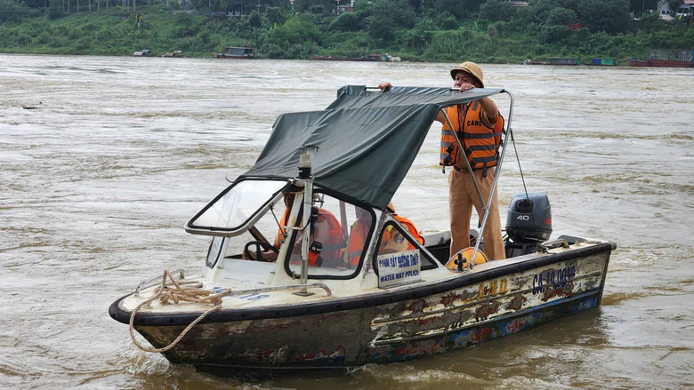 Ph&uacute; Thọ: Lực lượng Cảnh s&aacute;t đường thủy tăng cường bảo đảm an to&agrave;n giao th&ocirc;ng m&ugrave;a mưa b&atilde;o - Ảnh 1.