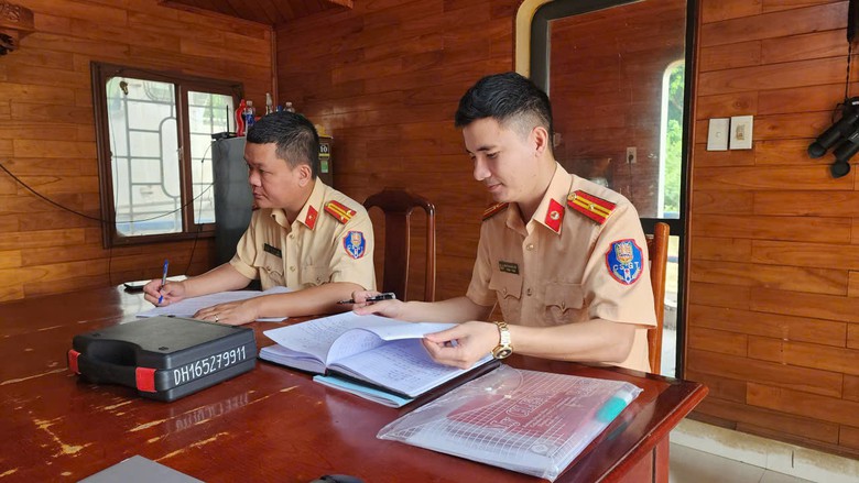 Ph&uacute; Thọ: Lực lượng Cảnh s&aacute;t đường thủy tăng cường bảo đảm an to&agrave;n giao th&ocirc;ng m&ugrave;a mưa b&atilde;o - Ảnh 2.