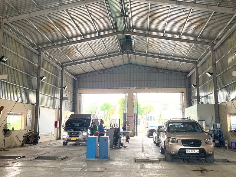 Xe 16 chỗ cải tạo thành xe 7 chỗ có được áp dụng chu kỳ đăng kiểm như ô tô con? - Ảnh 1.