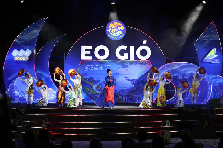 H&agrave;ng ngh&igrave;n du kh&aacute;ch h&ograve;a m&igrave;nh v&agrave;o đ&ecirc;m nghệ thuật "Eo Gi&oacute; - Vũ điệu biển xanh" - Ảnh 1.