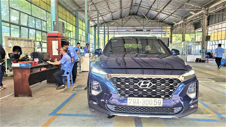 Người d&acirc;n Kh&aacute;nh H&ograve;a &ldquo;nhẹ g&aacute;nh&rdquo; thủ tục đăng kiểm, doanh nghiệp vận tải hưởng lợi - Ảnh 4.