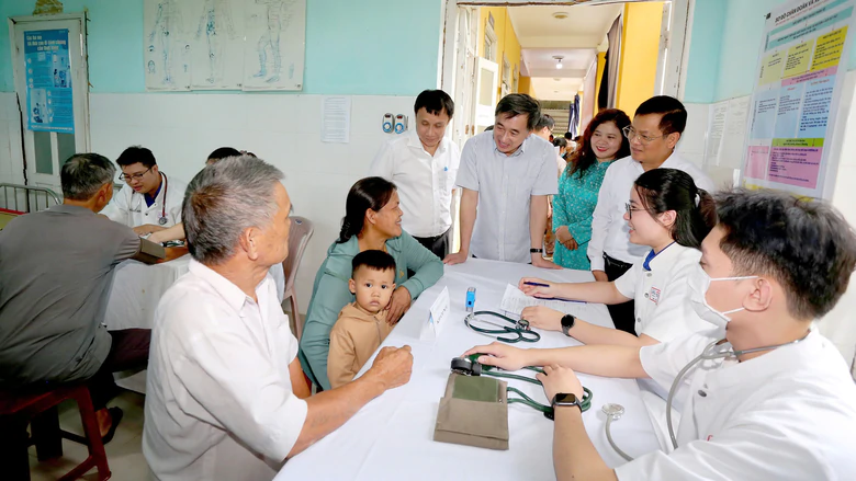 Huế: Kh&aacute;m sức khỏe miễn ph&iacute; cho hơn 1.000 người d&acirc;n - Ảnh 1.