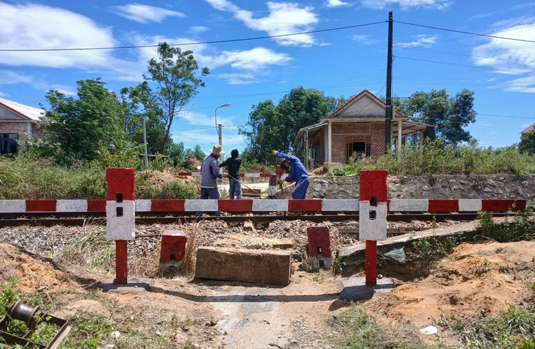 Huế: Li&ecirc;n tiếp đ&oacute;ng nhiều lối đi tự mở nguy hiểm qua đường sắt Bắc - Nam - Ảnh 3.