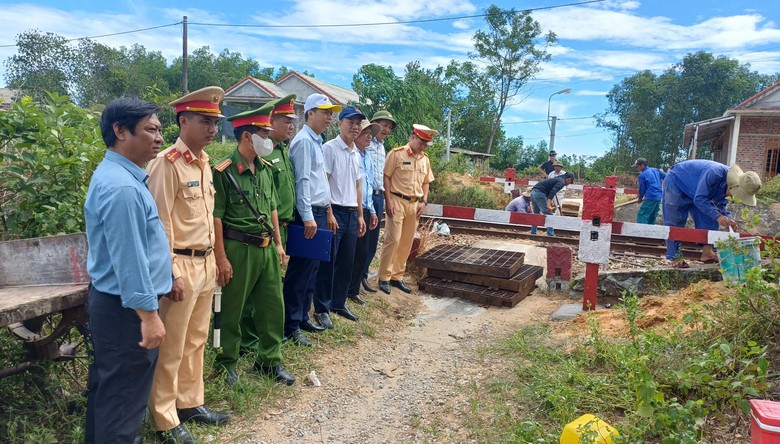 Huế: Li&ecirc;n tiếp đ&oacute;ng nhiều lối đi tự mở nguy hiểm qua đường sắt Bắc - Nam - Ảnh 2.