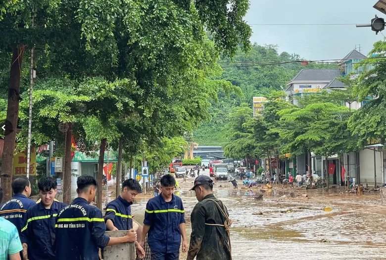 C&ocirc;ng an Sơn La hỗ trợ người d&acirc;n ứng ph&oacute; mưa lũ tại Mường La - Ảnh 2.